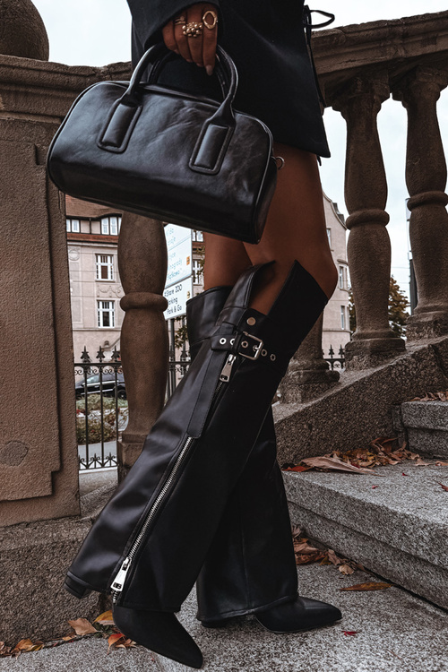 Zateplené dámske čižmy nad kolenom na opätku s pásikom sponou a strieborným zipsom Čierne Reisa