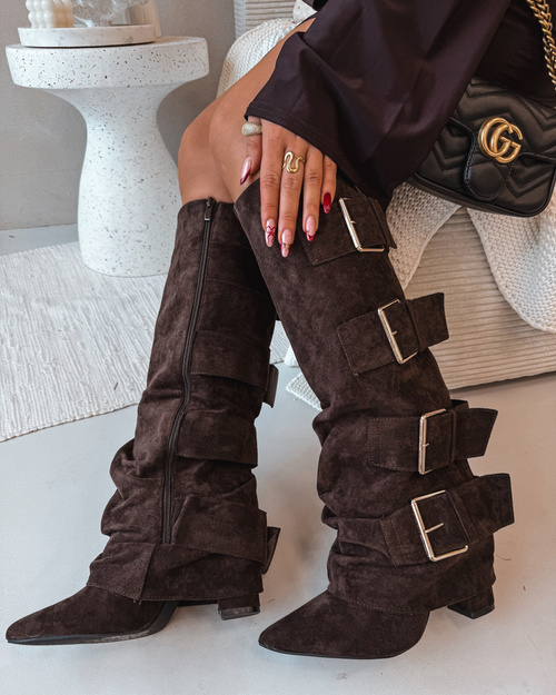 Dámské kozačky na podpatku s ohnutým horním lemem a zlatými sponami Eco semiš čokoládové Isavelle