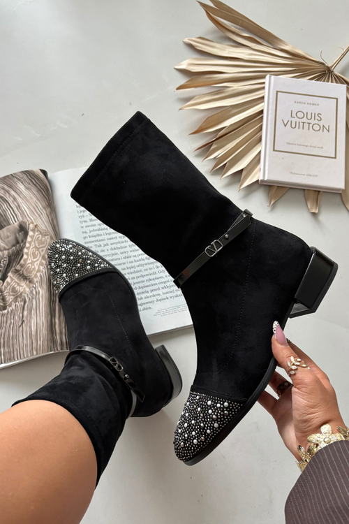 Dámské kotníkové boty na nízkém podpatku s ozdobou a páskem D&A MR52-165 Černé