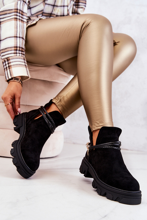 Čierne pruhy Moriah so semišovými topánkami s pruhmi