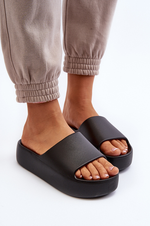 Dámske čierne papuče na hrubej podrážke Oreithano