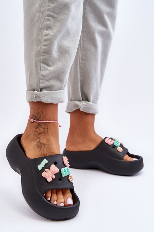 Mäkké dámske penové flops s čiernymi dekoráciami