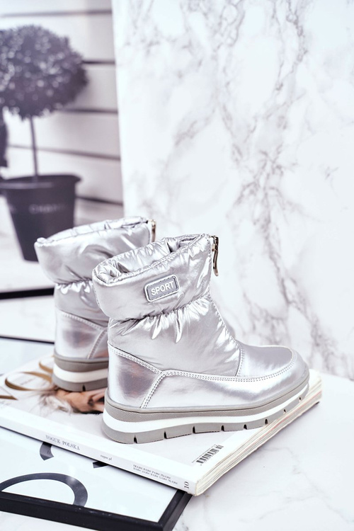 Detské snehové topánky izolované bublinami striebornej vlny