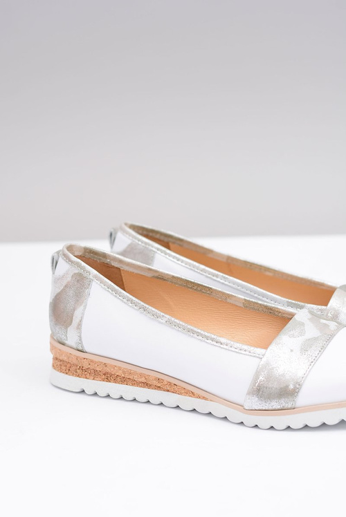 Leštiaca kožená biela moro persi baleríny