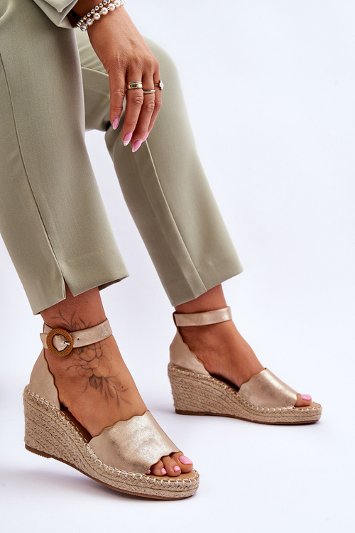 Kožené sandály na klínu Comfort Shoe zlato Verola