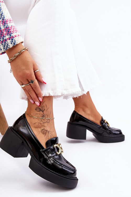 Módne topánky pumpujú na masívnom päte čiernej imani