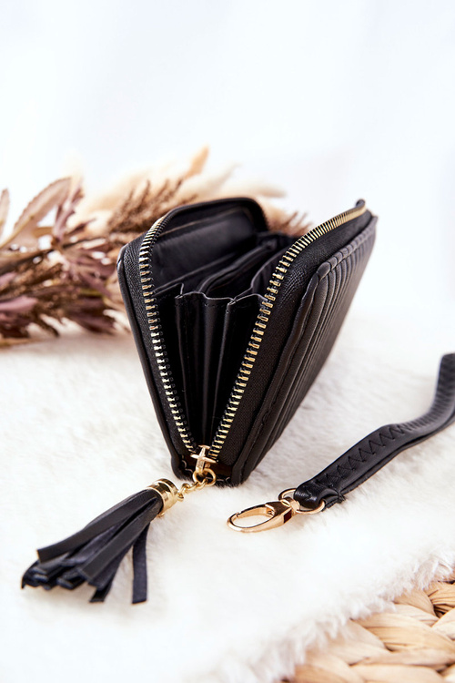 Prešívaná peňaženka s lemovanou čiernou farbou