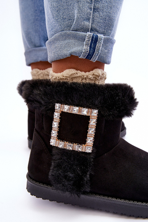 Sneh izolovaný čiernou svorkou Dulca