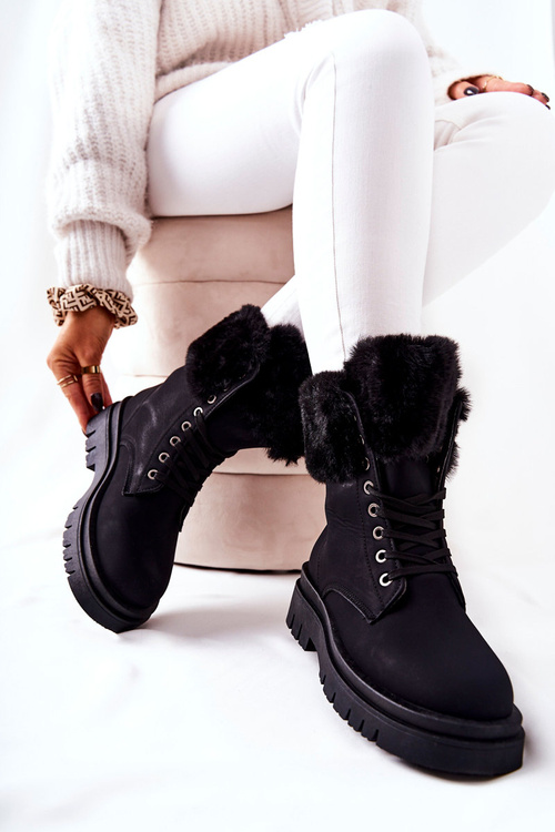 Čierne topánky na izolované kože s kožušinou s kožušinou