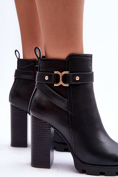 Čierne topánky na kožené topánky na vysokom stĺpiku