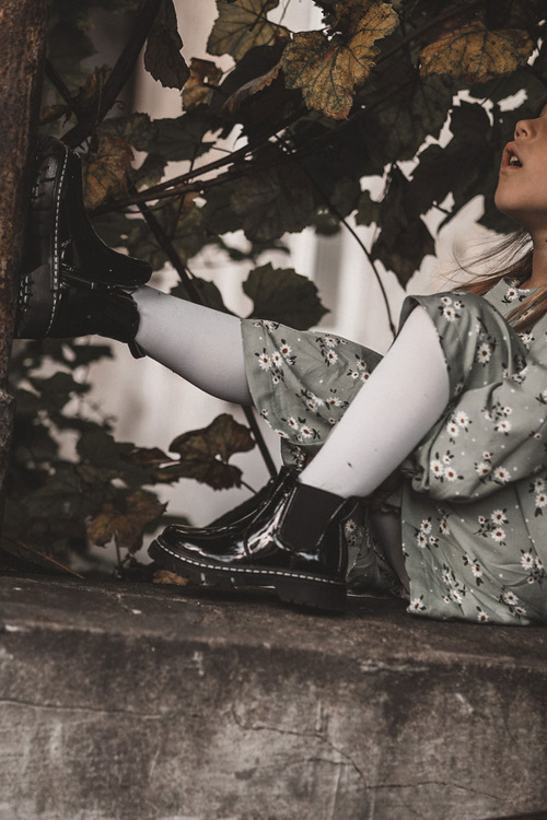 Čierne izolované čižmy maľované detskými maľovanými