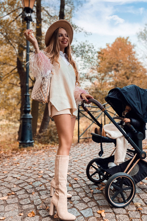 Ženské topánky na poštovom izolovanom béžovom finneri