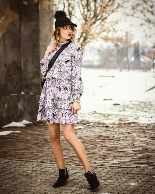 Ženské topánky na stĺpi vložené výrezmi čiernymi manimanmi