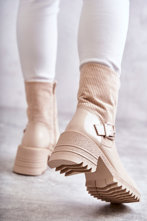 Izolované topánky žien na masívnom béžovom mori päty