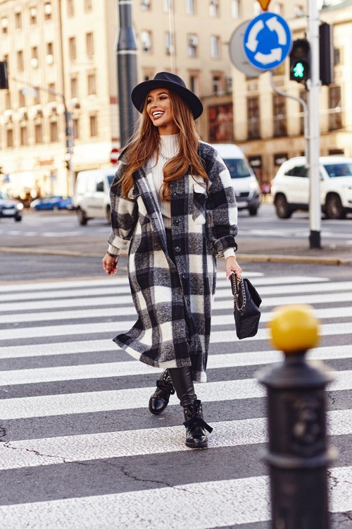 Izolované topánky s kovovými perlami a čiernou perlovou stuhou