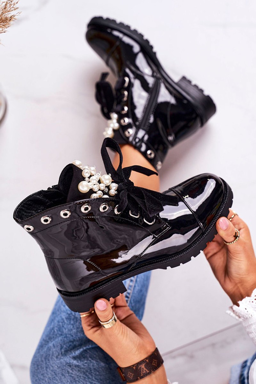 Maľované izolované topánky s perlami a čiernou perlou stuhy