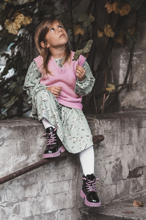 Maľované izolované čierne a fialové topánky