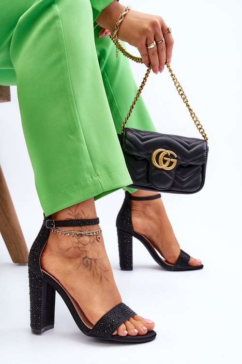 Päty s vysokým obsahom žien s čiernymi idealistickými