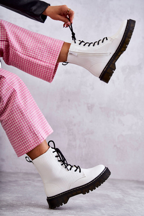 Ženské izolované topánky bieleho salmy