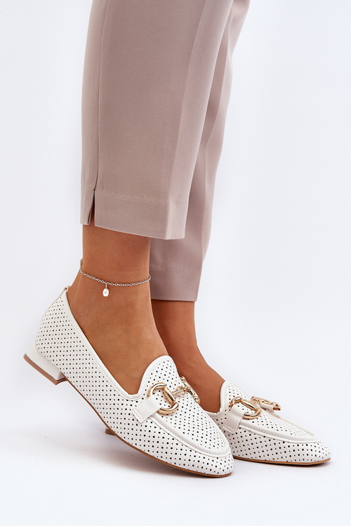 Biela Iluvana dámske mokasíny s plochou podrážkou a ozdobou