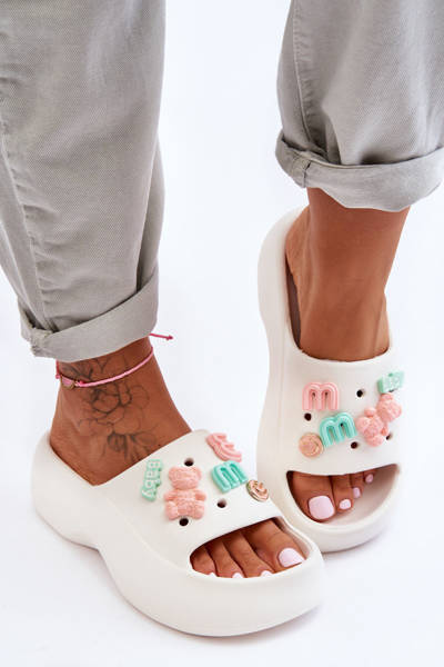 Mäkké dámske penové flops s bielymi dekoráciami