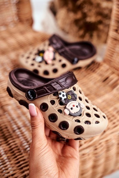 Detské žabky flops Kroksa Brown Monkey Futbalista