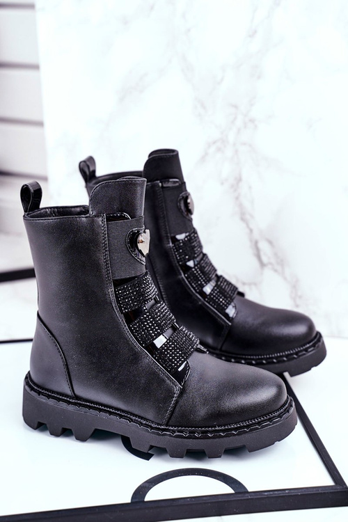 Čierny balón izolovaný detskými topánkami