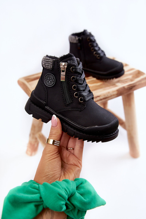 Čierne topánky na topánky Izolované detskými kožušinami