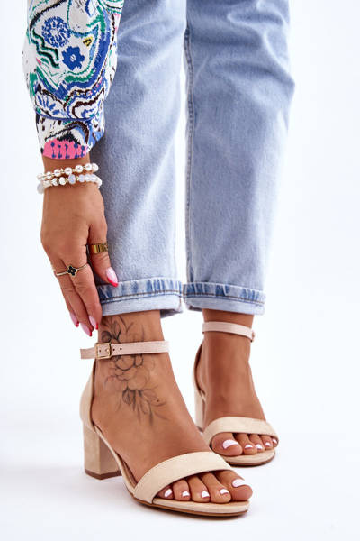 semišové sandály na nízkém podpatku Béžové Quincy