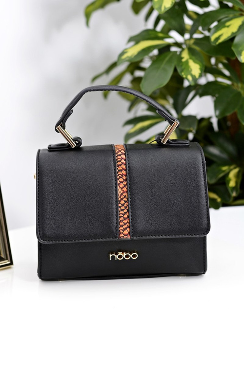 Nobo čierna malá kabelka v ruke
