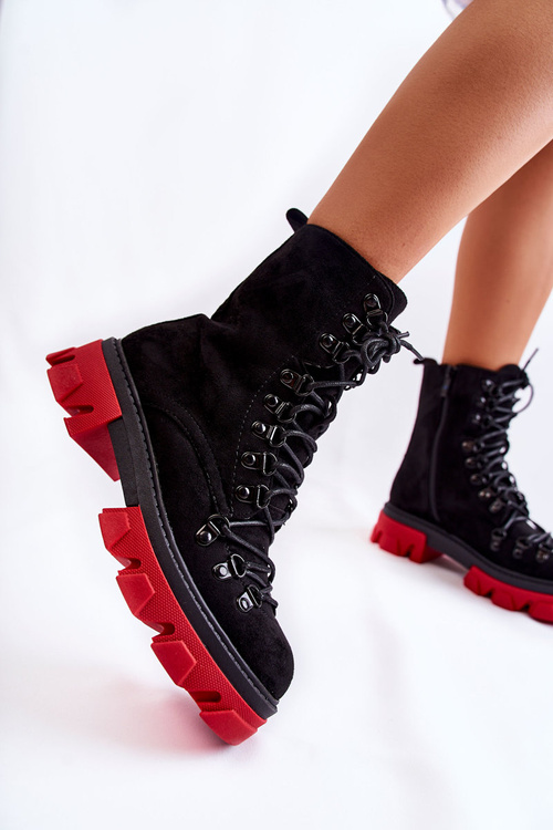 Izolované semišové topánky zviazané čierne a červené pierro