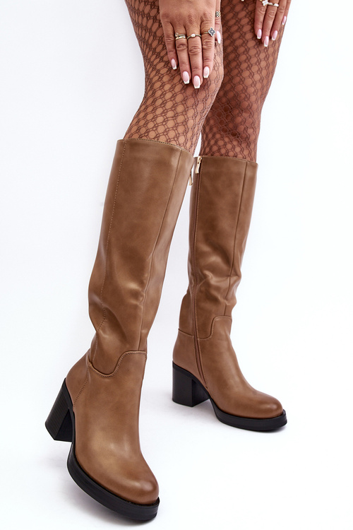 Dámske topánky izolované na stĺpikovom tme tma