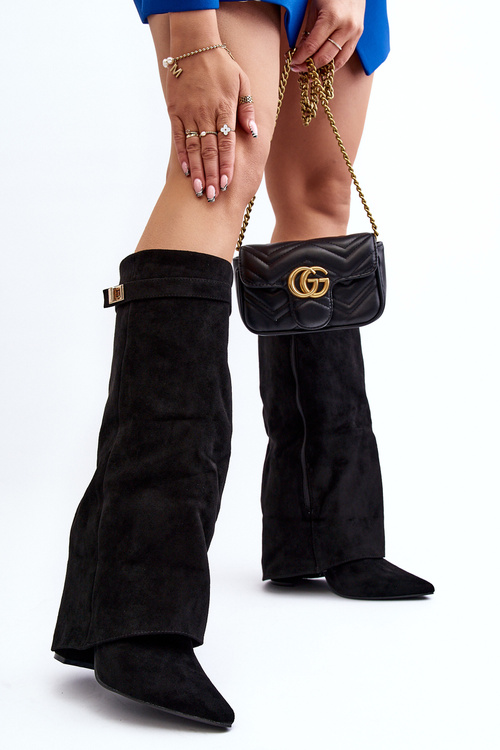 Ženské topánky na stĺpiku pred portrétom kolena čierneho