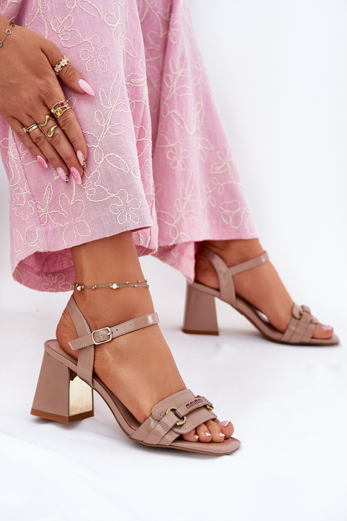 Kožené lakované dámske sandále na podpätku béžové Mevonelle