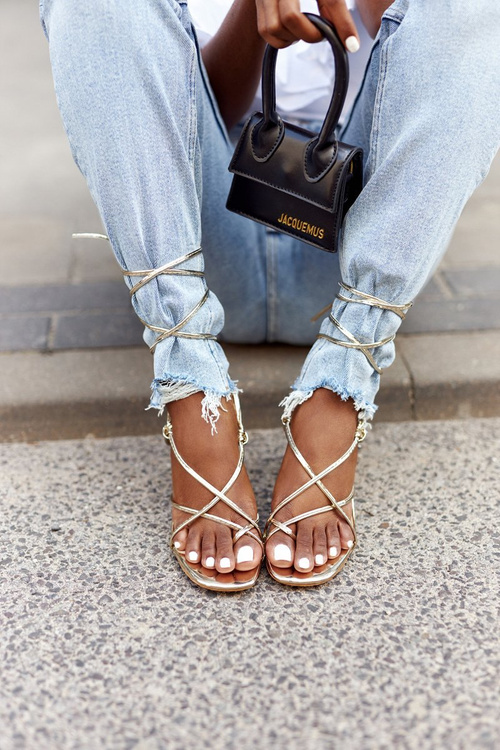 Zviazané sandále na kolíku so zlatou dráhou štvorcového nosa