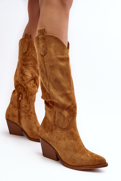 Dámske kovbojské topánky na vysokých podpätkoch pred oppiou kolennej ťavy