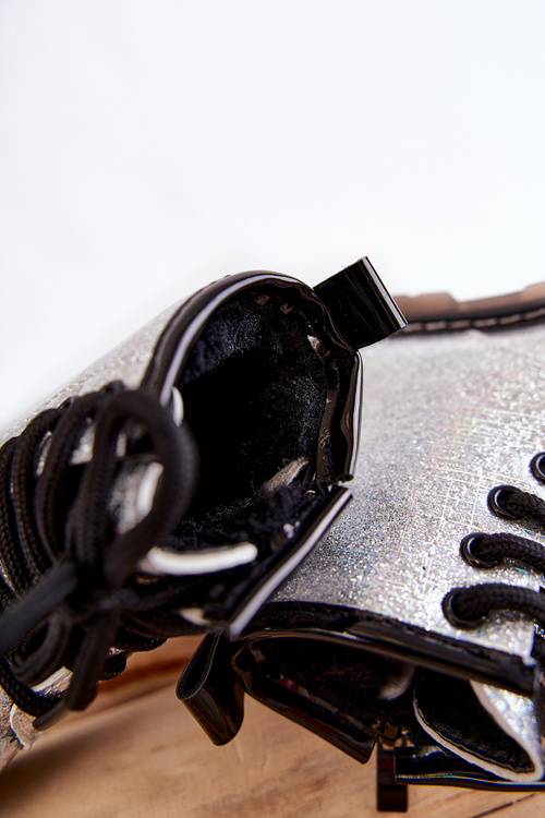 Detské topánky izolované zipsom lakovaným strieborným goopy