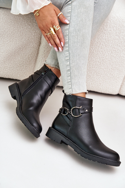 Zateplené boty na plochém podpatku s ozdobným páskem černé Calzina