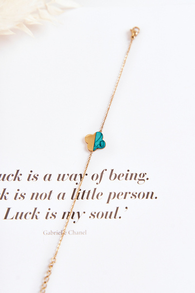 Náramok na reťazci so zlatozeleným ďatelkou