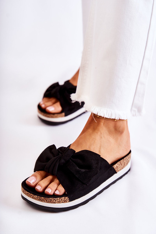 Papuče na čiernej tak pohodlnej platforme