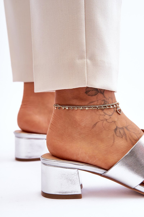 Klasické kožené pantofle na nízkém podpatku stříbrne Miley