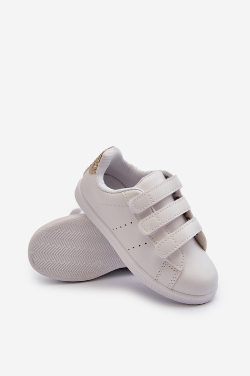 Detské biele a zlaté tenisky roztomilé dievča