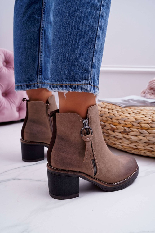 Ženské topánky na poštách izolované s plstenou béžovou delia