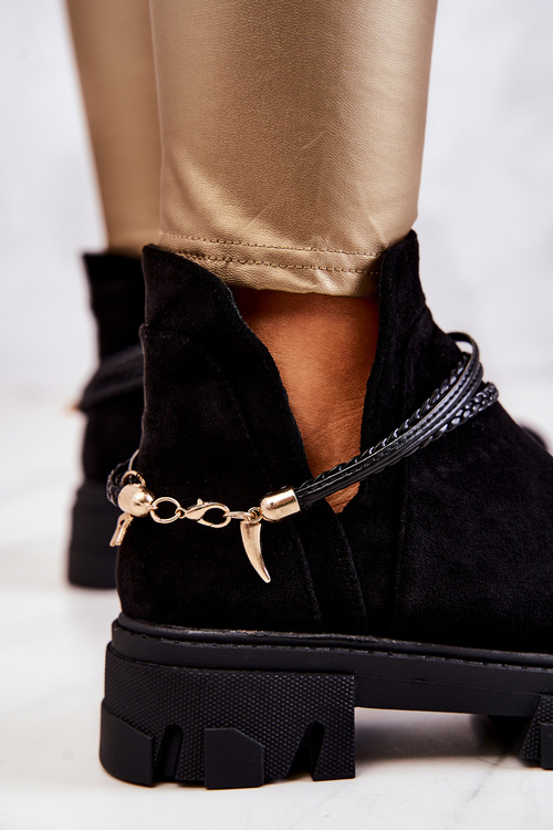 Čierne pruhy Moriah so semišovými topánkami s pruhmi