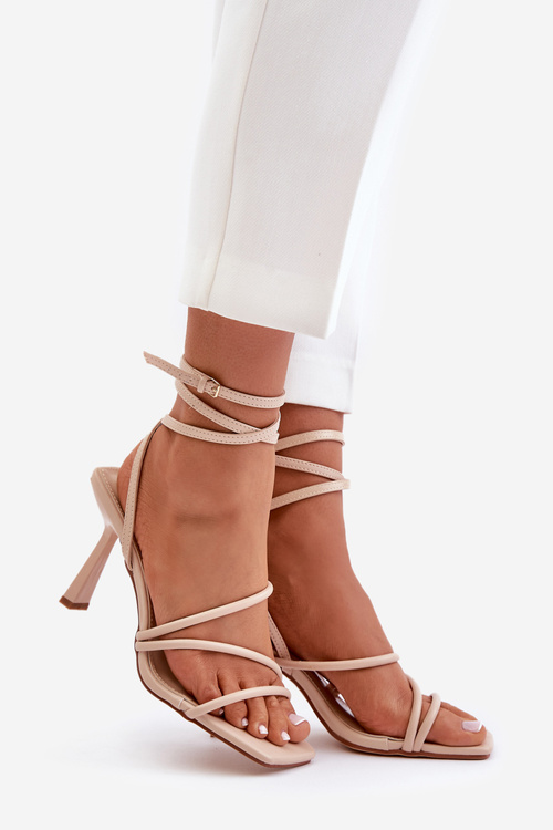 Štýlové Sandále Na Opätku S Pásikmi Béžové Saredi