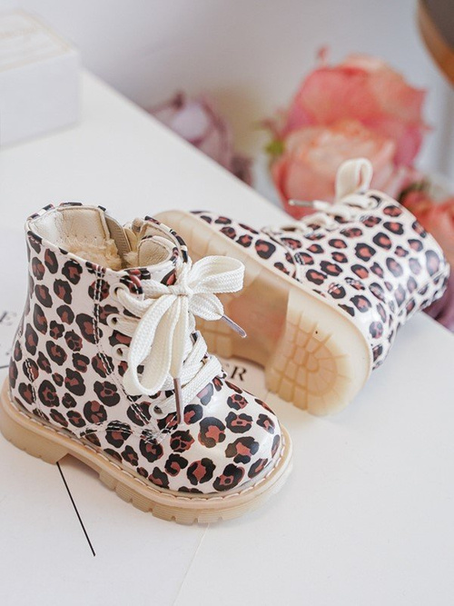 Izolované detské topánky na béž-hnedom zlide zlida