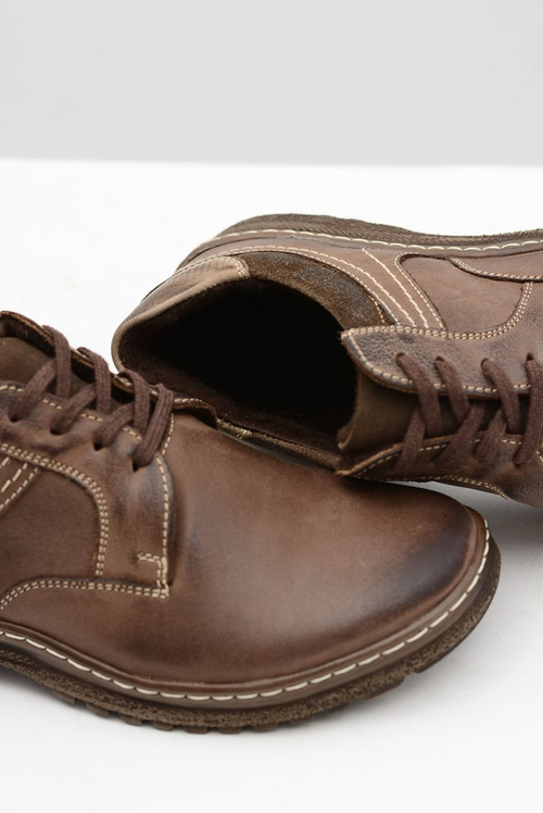 Izolované topánky ernesto hnedej kože na zimu