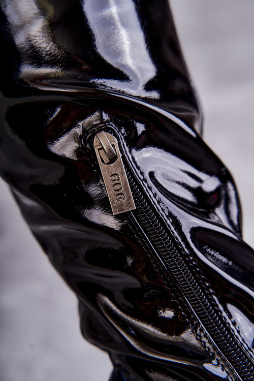 Lakované Boty Přes koleno Na Plochém Podpatku GOE KK2N4023 Černe