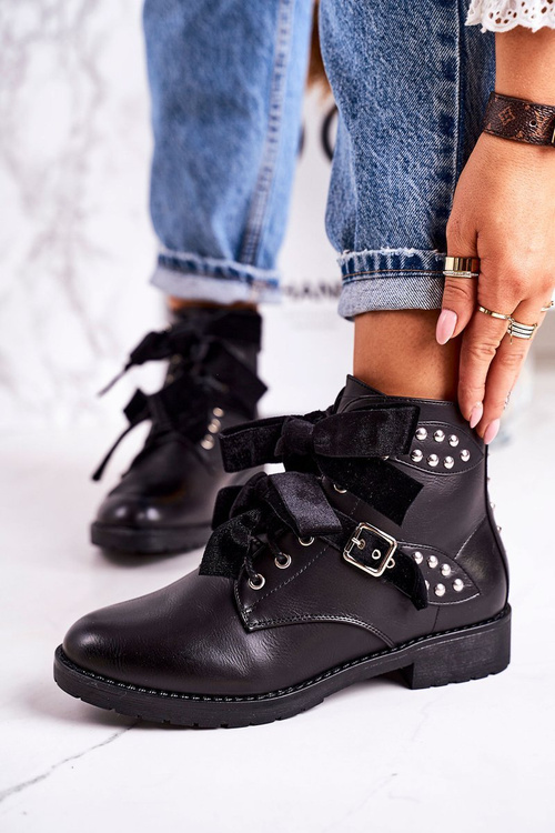 Izolované topánky žien so svorkami a čiernou špeciálnou stuhou