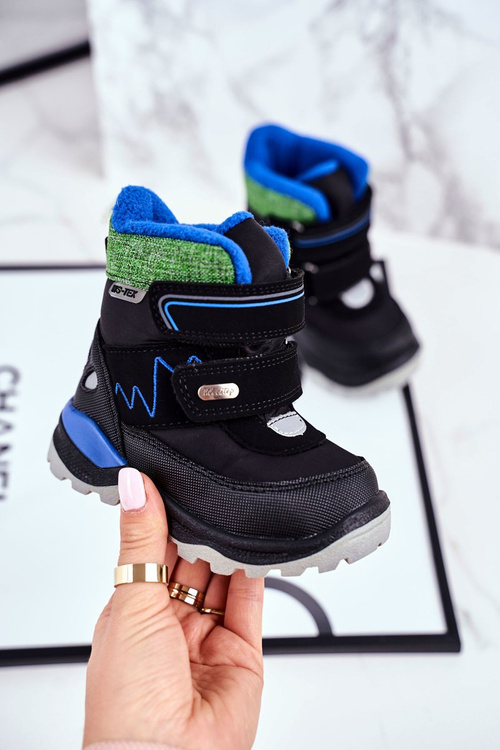 Detské snehové topánky izolované vlneným čiernym booom